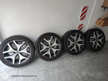  4 cerchi in lega da 19 completi di pneumatici.