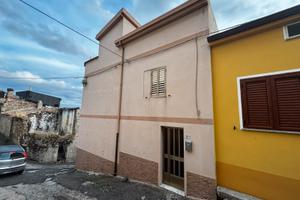 Casa su 4 piani a bolotana, via Angioy