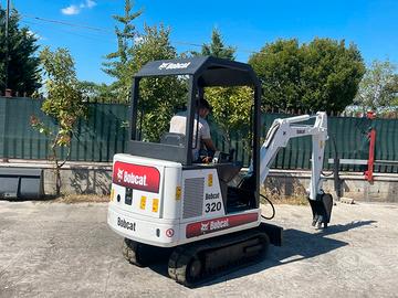 E06 Mini escavatore 16 q.li Bobcat 320