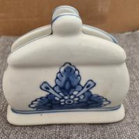 portatovaglioli in ceramica pesante dipinta. 