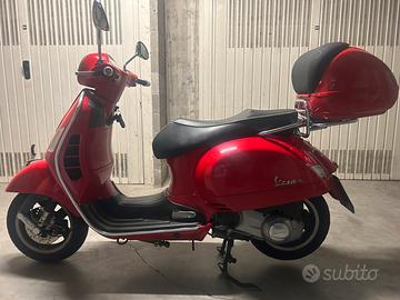 Vespa GTS 300 rossa