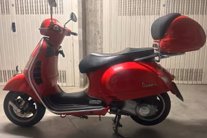 Vespa GTS 300 rossa