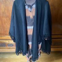 Poncho , cappa in tessuto di lana nero con frange