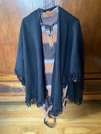 Poncho , cappa in tessuto di lana nero con frange