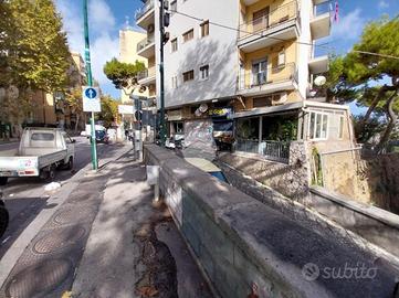 NEGOZIO A NAPOLI