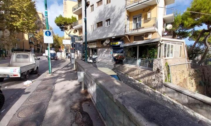 NEGOZIO A NAPOLI