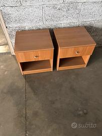 Coppia Comodini in Legno Chiaro con Cassetto e Van
