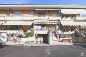 VILLETTA A SCHIERA DIVISA IN 2 APPARTAMENTI IN CEN