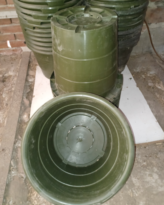 Vasi in plastica verde nuovi