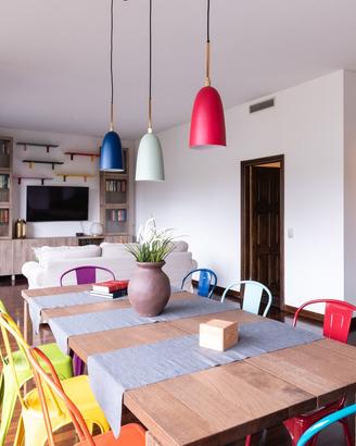 Tavolo IKEA, sedie, lampade e libreria TV IKEA