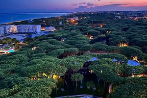 Frontealmare con piscine parco e parcheggio