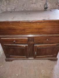 Madia-credenza rustica di ambito rurale.