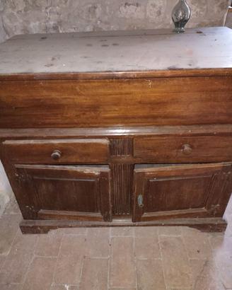 Madia-credenza rustica di ambito rurale.
