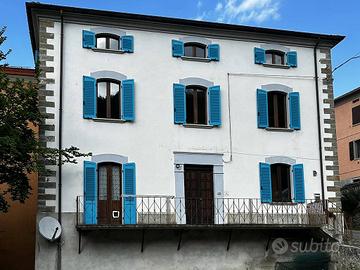 Casa indipendente di 250 m² con 4 locali a Varsi