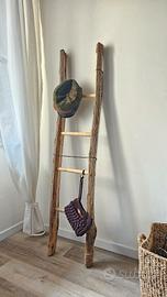 Scala decorativa in legno grezzo 