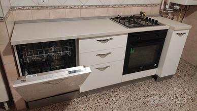 Cucina completa di elettrodomestici