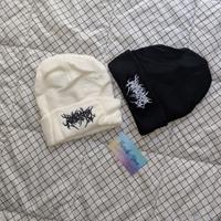 Set 2 berretti metal: bianco e nero ricamo gotico