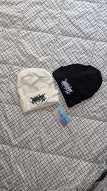 Set 2 berretti metal: bianco e nero ricamo gotico