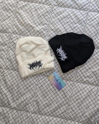 Set 2 berretti metal: bianco e nero ricamo gotico