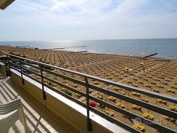 9.8 - 30.8 Moderno trilocale frontemare, 2 bagni