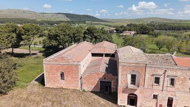 Altamura, masseria antica mq. 1.200 con terreno