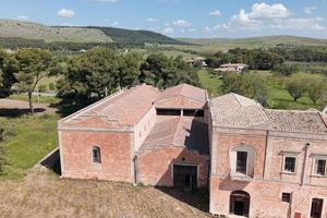 Altamura, masseria antica mq. 1.200 con terreno