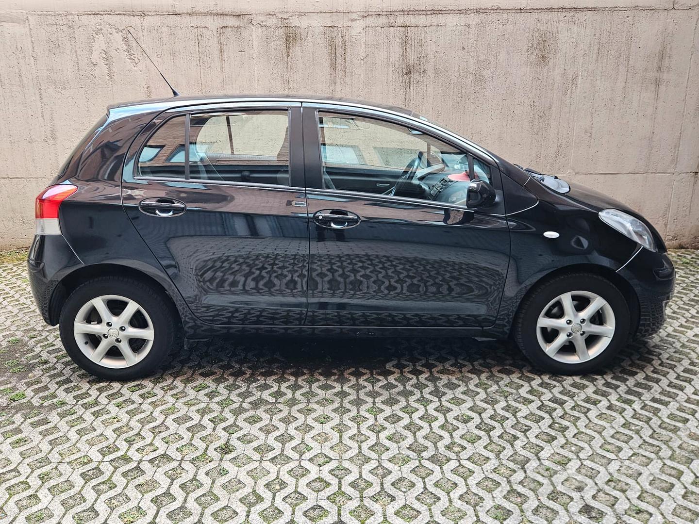 Toyota Yaris 2009 photo 2