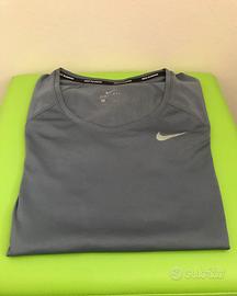 t-shirt sportiva NIKE tg XS