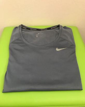 t-shirt sportiva NIKE tg XS
