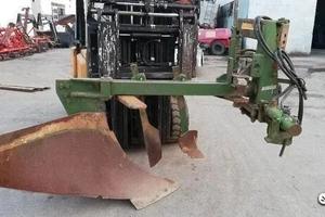 aratro monovomere con spostamenti idraulici