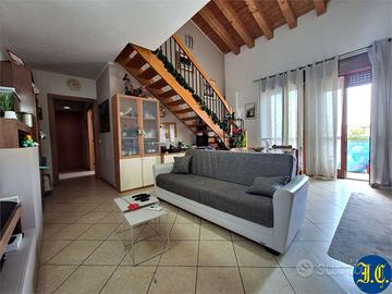 Recente appartamento su due livelli con terrazzo s