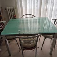 Tavolo con sedie