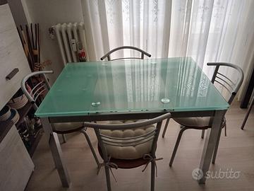 Tavolo con sedie