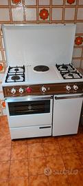 Cucina a gas e forno elettrico