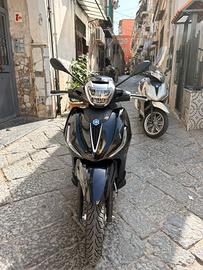 beverly 300 2024 nero lucido con targa CZ trattabi