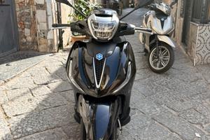 beverly 300 2024 nero lucido con targa CZ trattabi