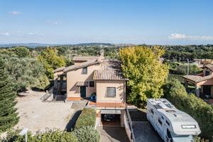 VILLA SINGOLA A BRACCIANO