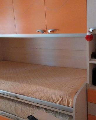 stanzetta con armadio, comodino e due letti singol