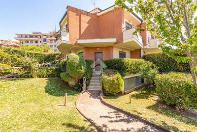 PORZIONE DI TRIFAMILIARE A ROMA