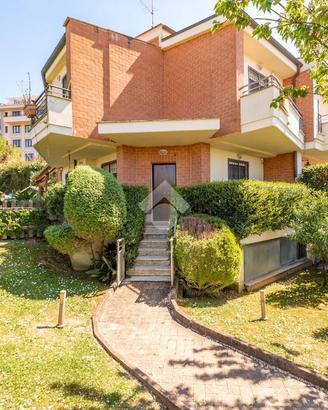 PORZIONE DI TRIFAMILIARE A ROMA