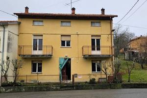 Villa di 150 m² con più di 5 locali a Varsi