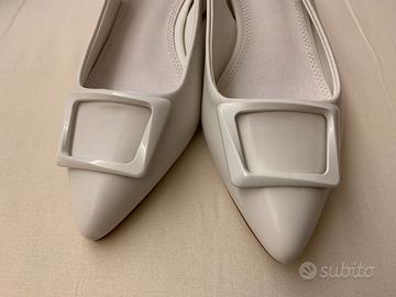 Eleganti scarpe Chanel bianche, modello slingback