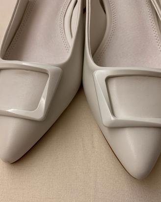 Eleganti scarpe Chanel bianche, modello slingback
