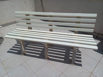 Coppia di panchine in resina di colore chiaro.150€
