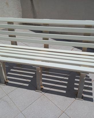 Coppia di panchine in resina di colore chiaro.150€