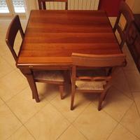 Tavolo in legno con sedie abbinate