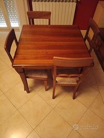 Tavolo in legno con sedie abbinate