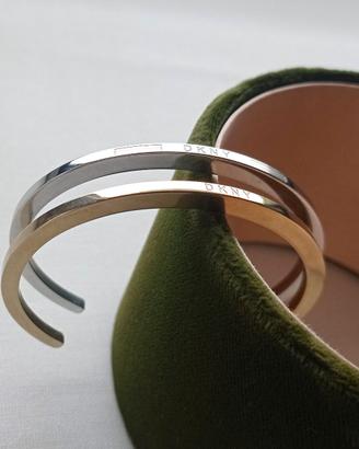 Set composto da due braccialetti aperti DKNY