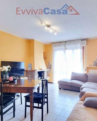 Appartamento a Varano con 3 camere, garage e corte