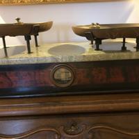 Bilancia antica con pesi